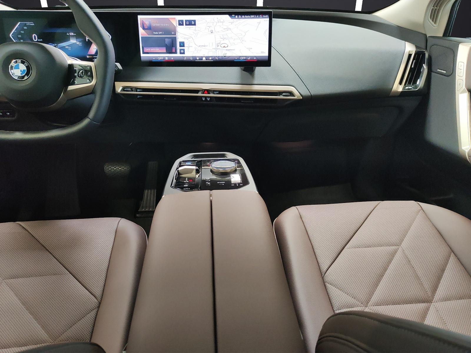 BMW iX xDrive60-image-13