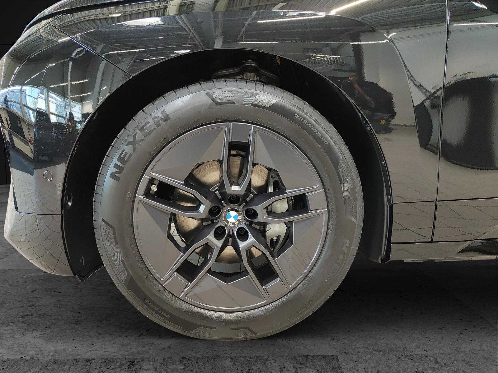 BMW iX xDrive60-image-8