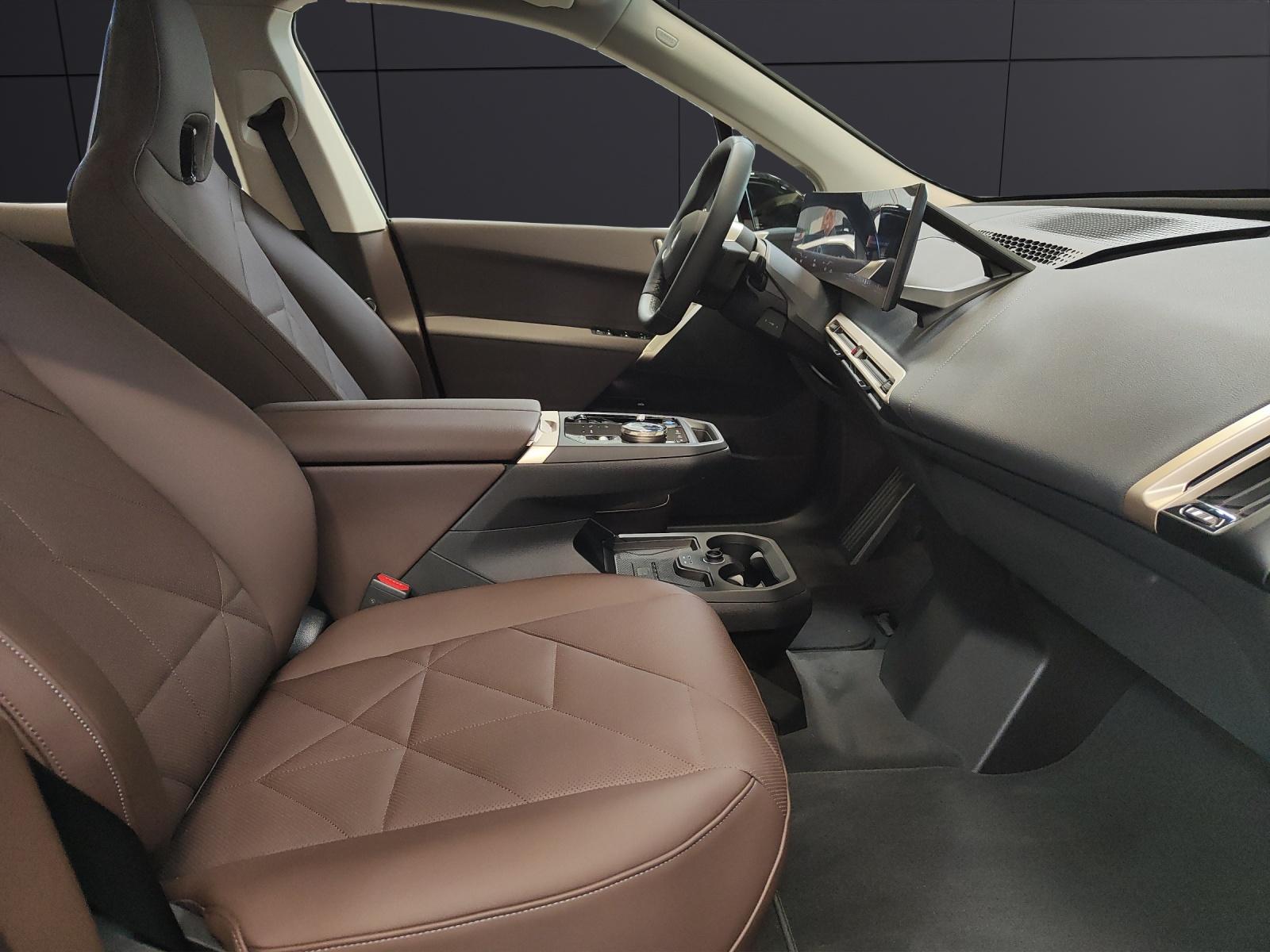 BMW iX xDrive60-image-18