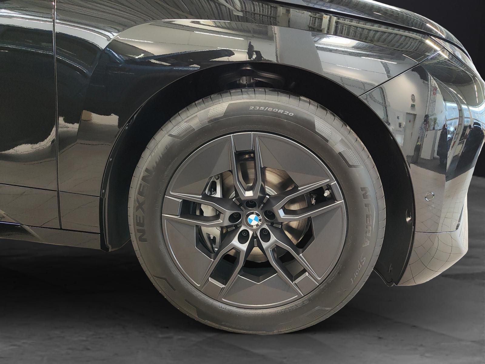 BMW iX xDrive60-image-10