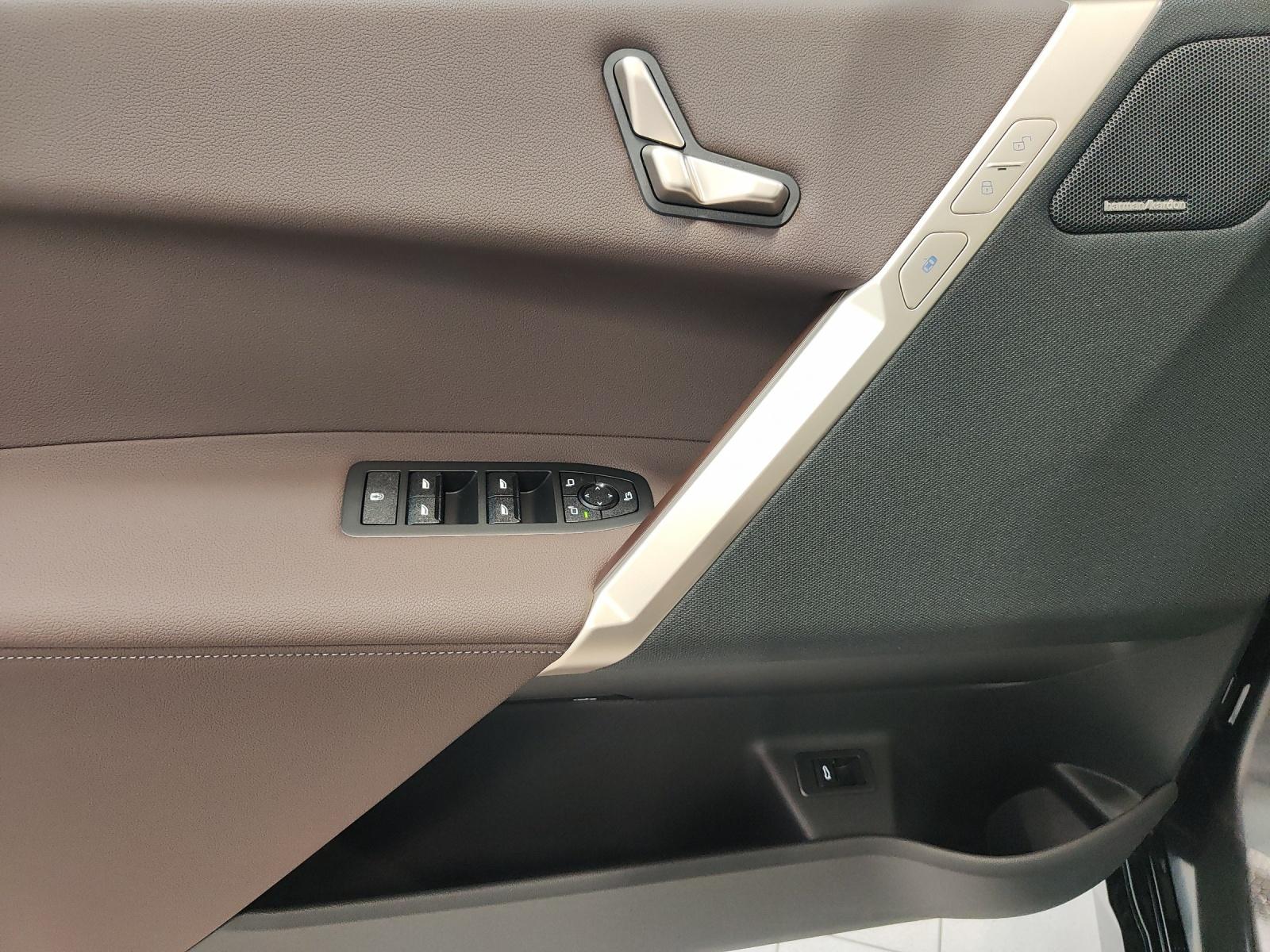 BMW iX xDrive60-image-15