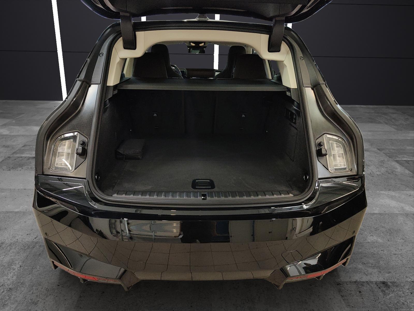 BMW iX xDrive60-image-16