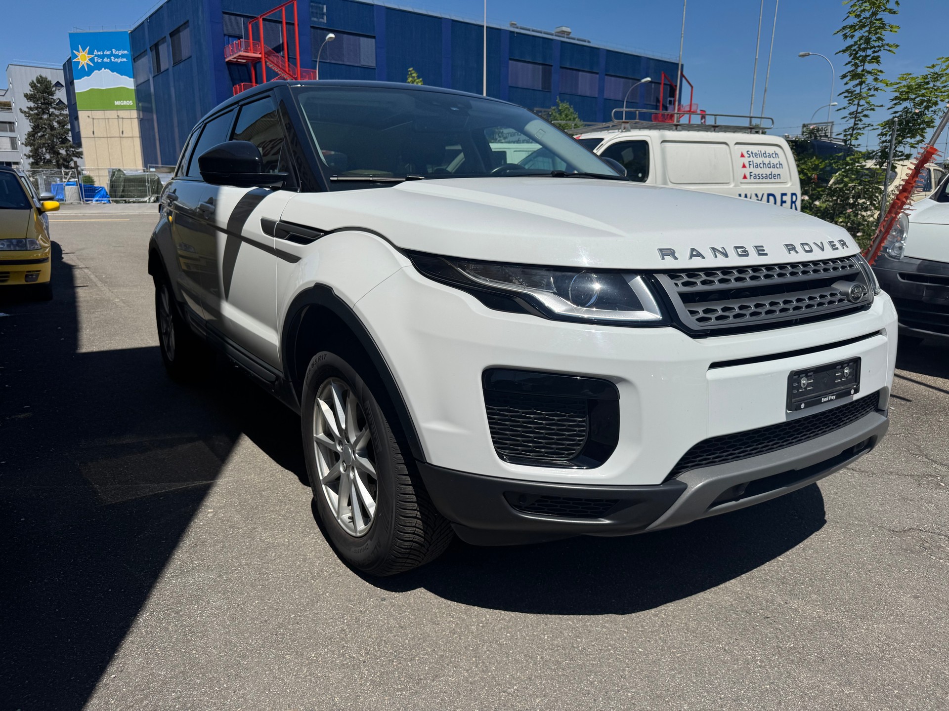 LAND ROVER Range Rover Evoque 2.0 TD4 SE Dynamic AT9-image-2