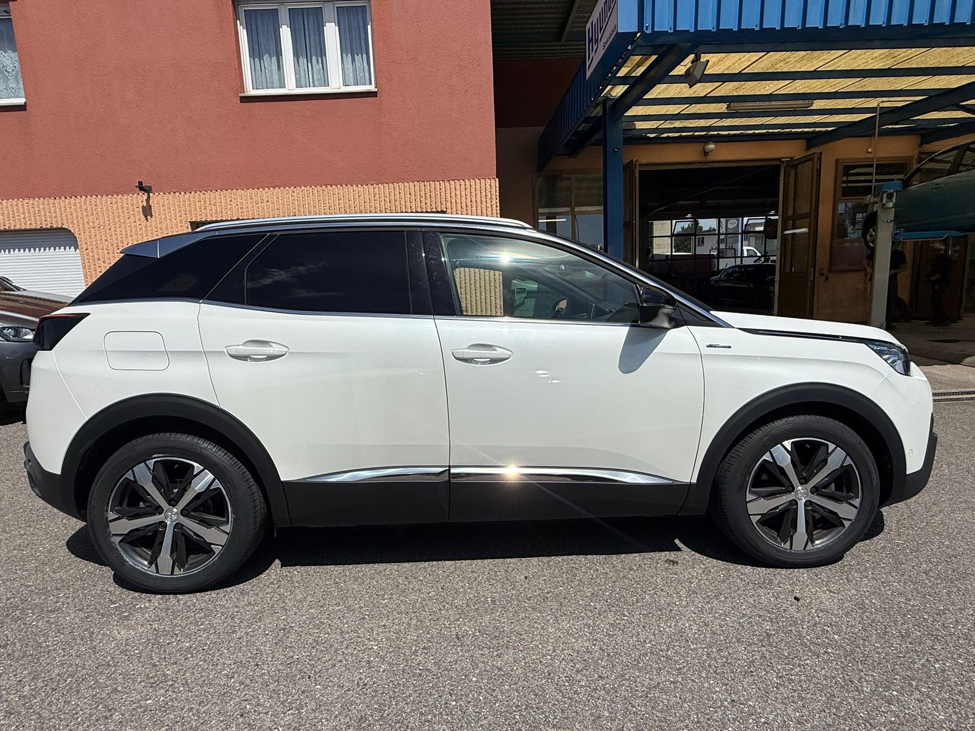 PEUGEOT 3008 1.2 PureTech GT Line-image-3