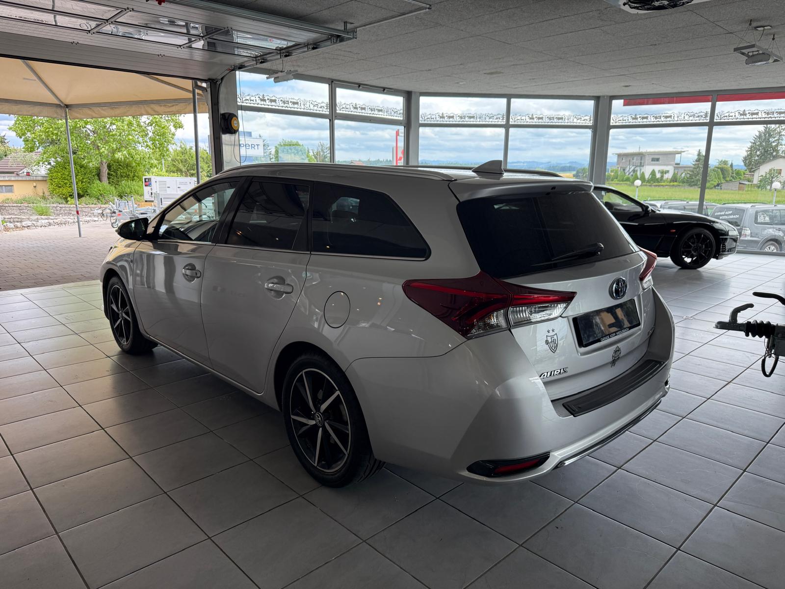 TOYOTA Auris Touring Sports 1.8 HSD Trend e-CVT-image-3