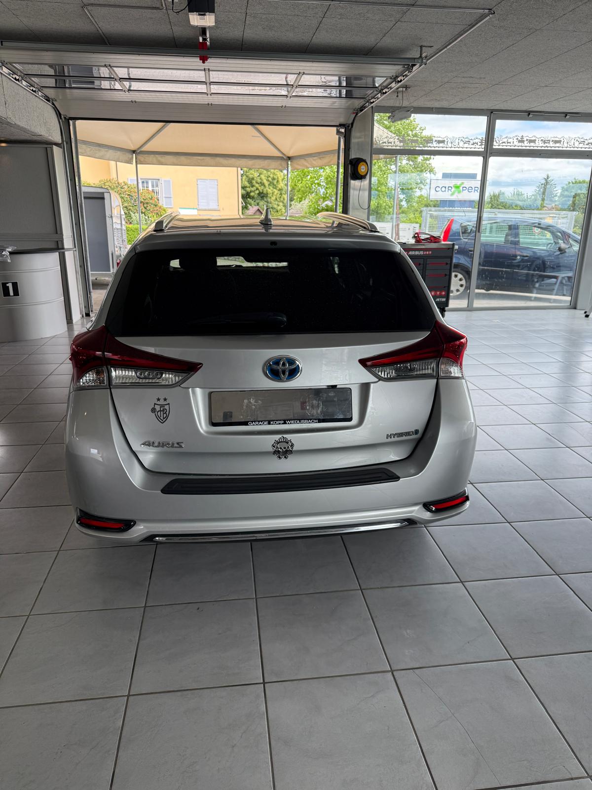 TOYOTA Auris Touring Sports 1.8 HSD Trend e-CVT-image-2