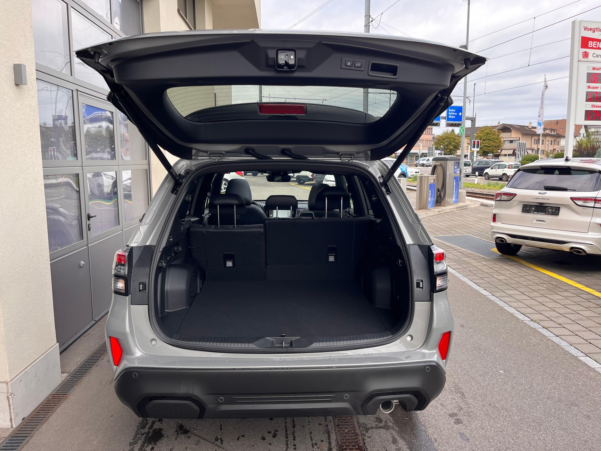 SUBARU Forester Station 2.0i e-Boxer Luxury-image-13