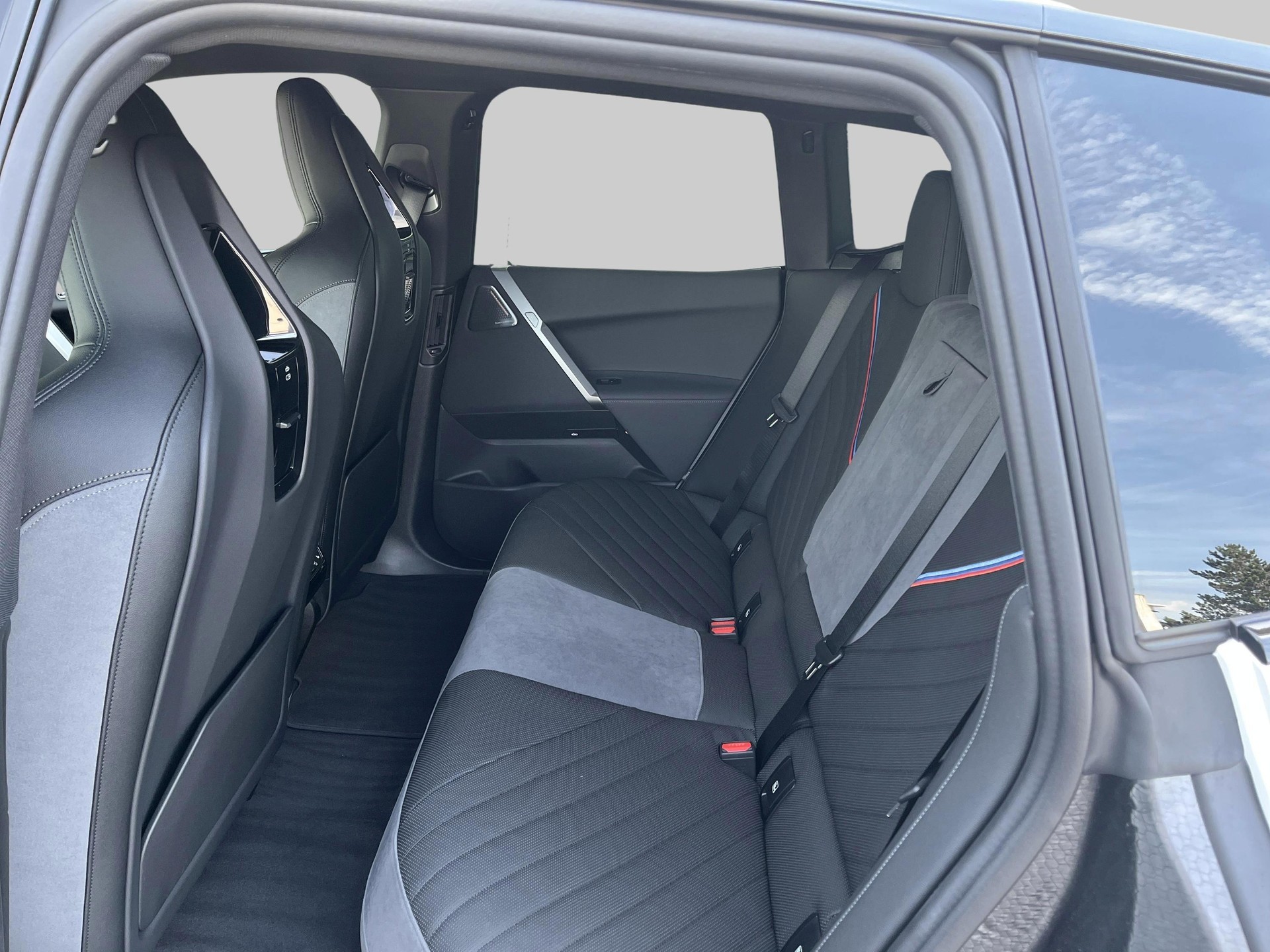 BMW iX M70 xDrive-image-10