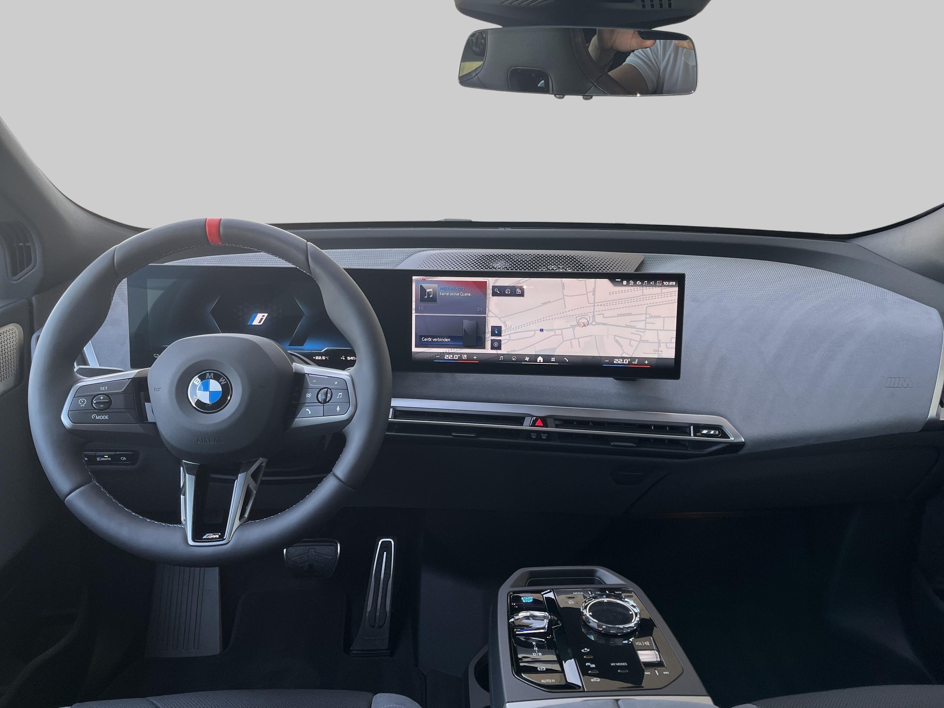 BMW iX M70 xDrive-image-12