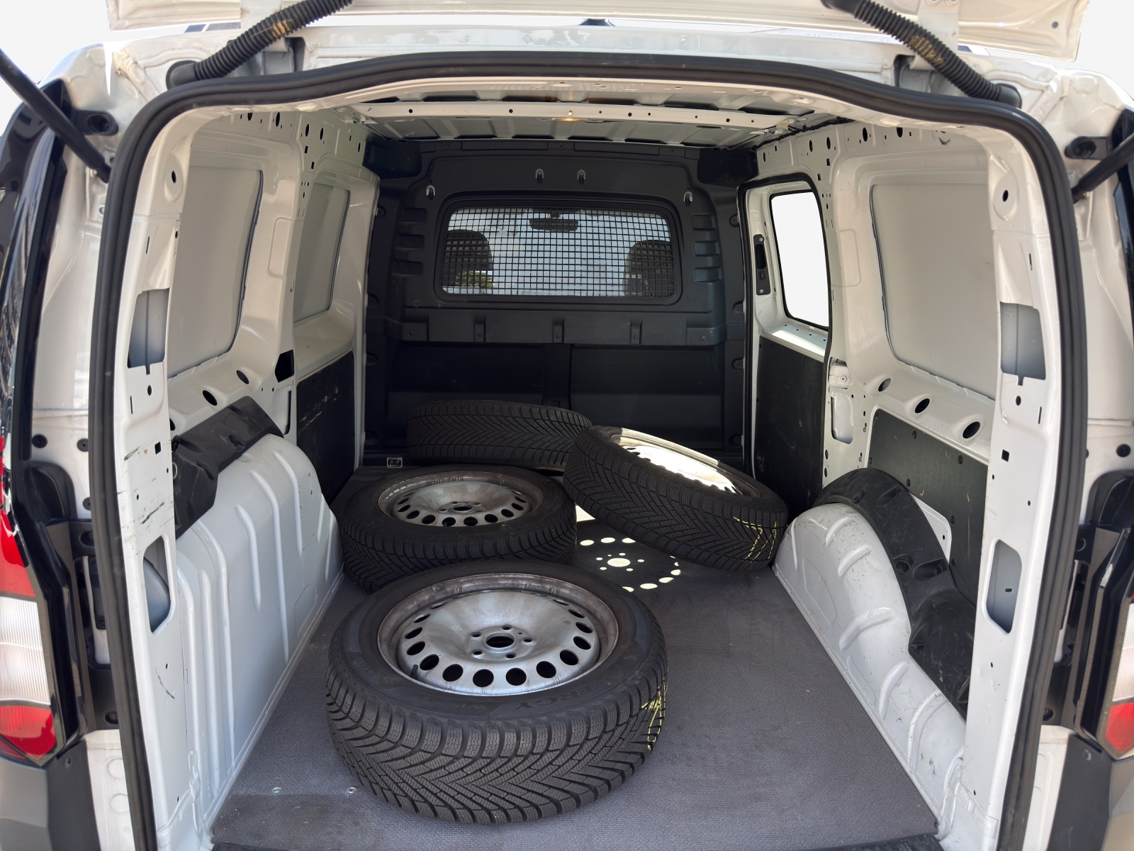 VW Caddy Cargo 2.0TDI Maxi 4Motion-image-12