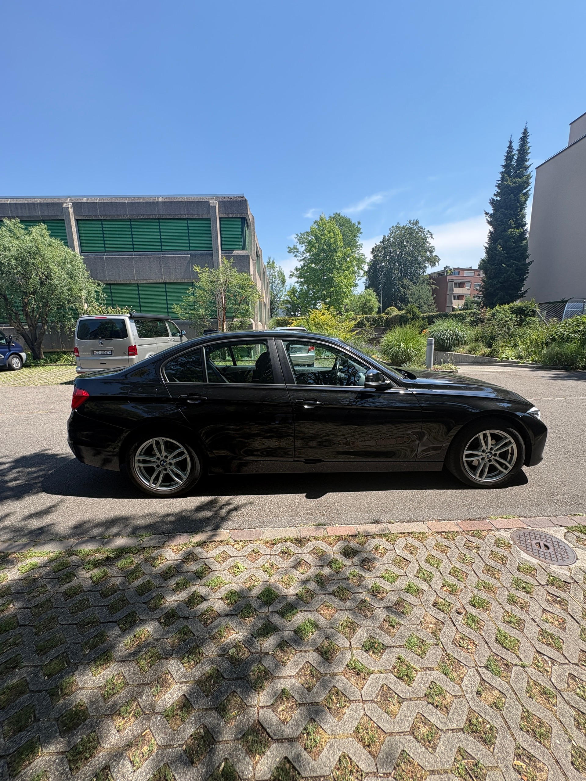 BMW 320i xDrive-image-4