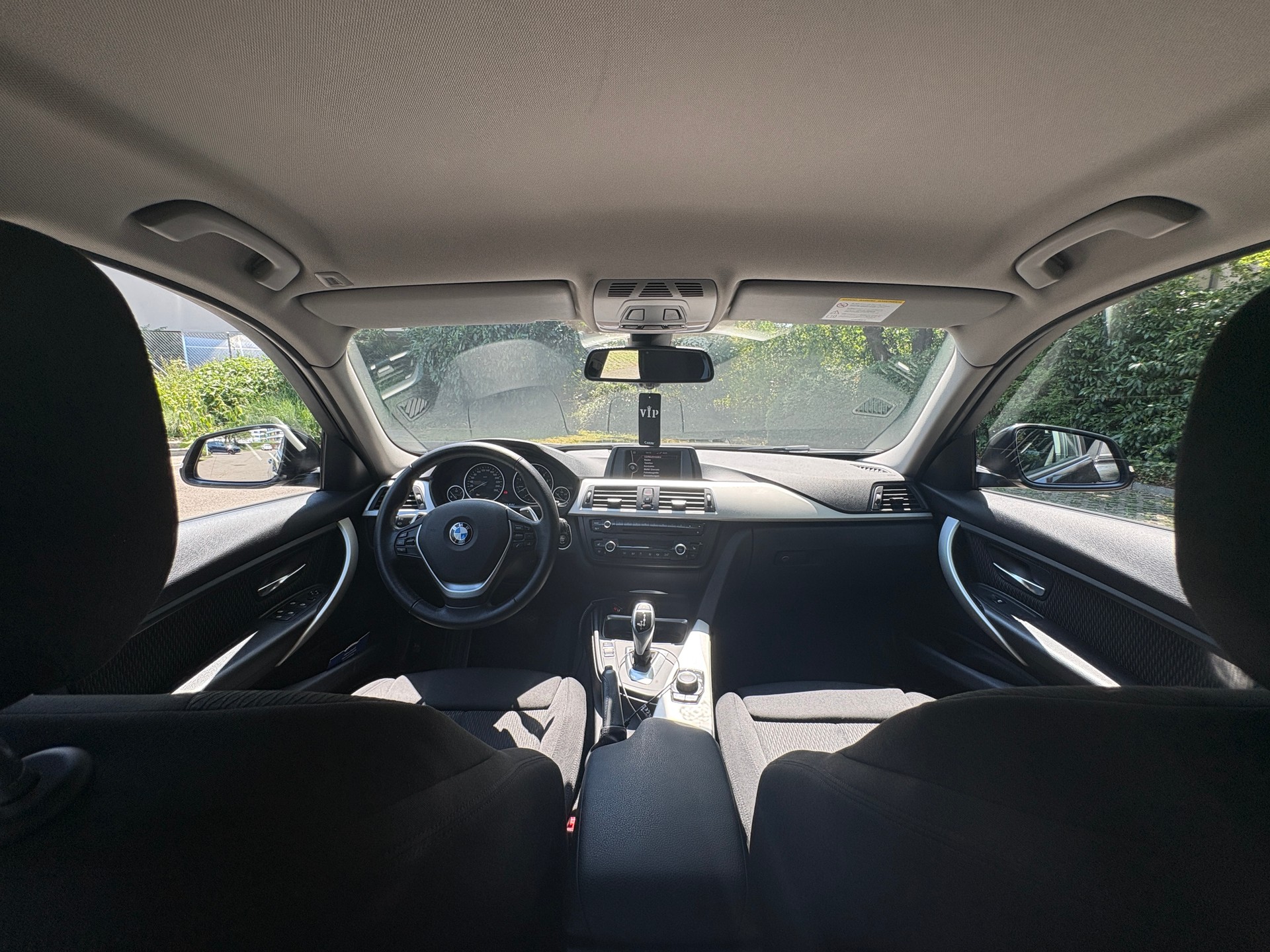 BMW 320i xDrive-image-2