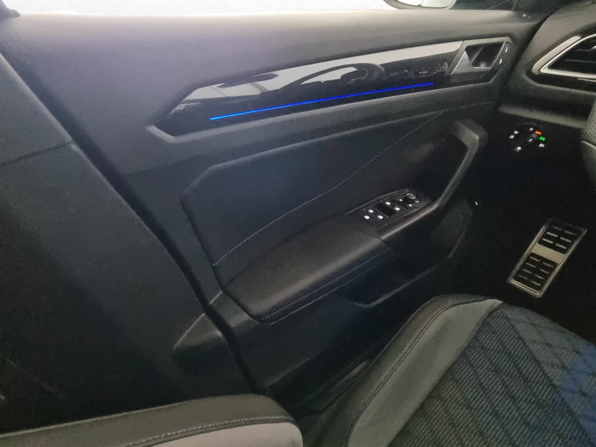 VW T-Roc 2.0 TSI R DSG 4Motion-image-11