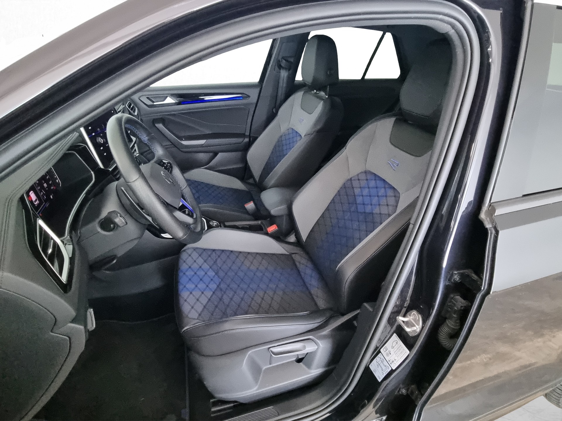 VW T-Roc 2.0 TSI R DSG 4Motion-image-5