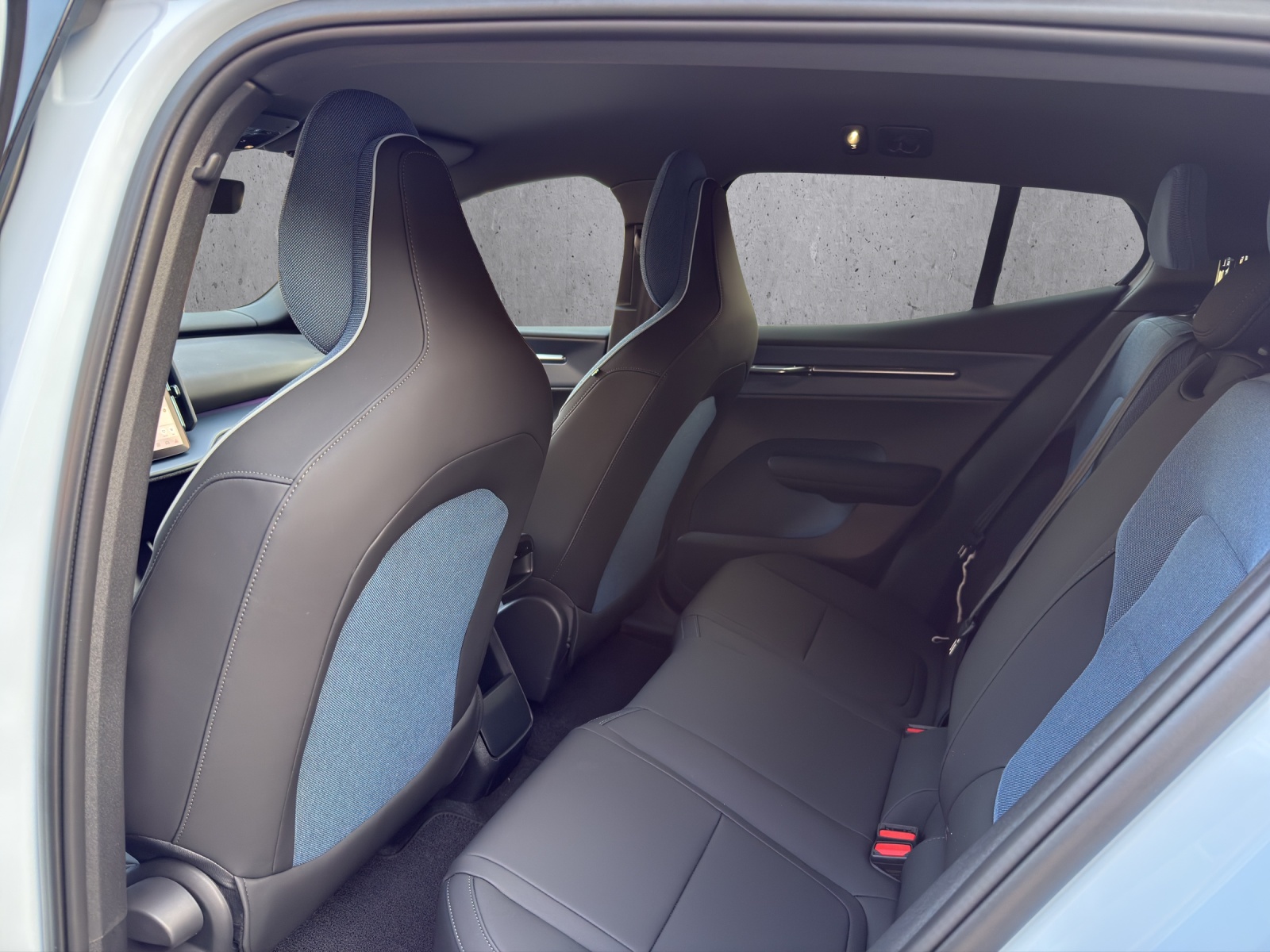 VOLVO EX30 Cross Country Plus E60 69kWh Twin Performance AWD-image-13