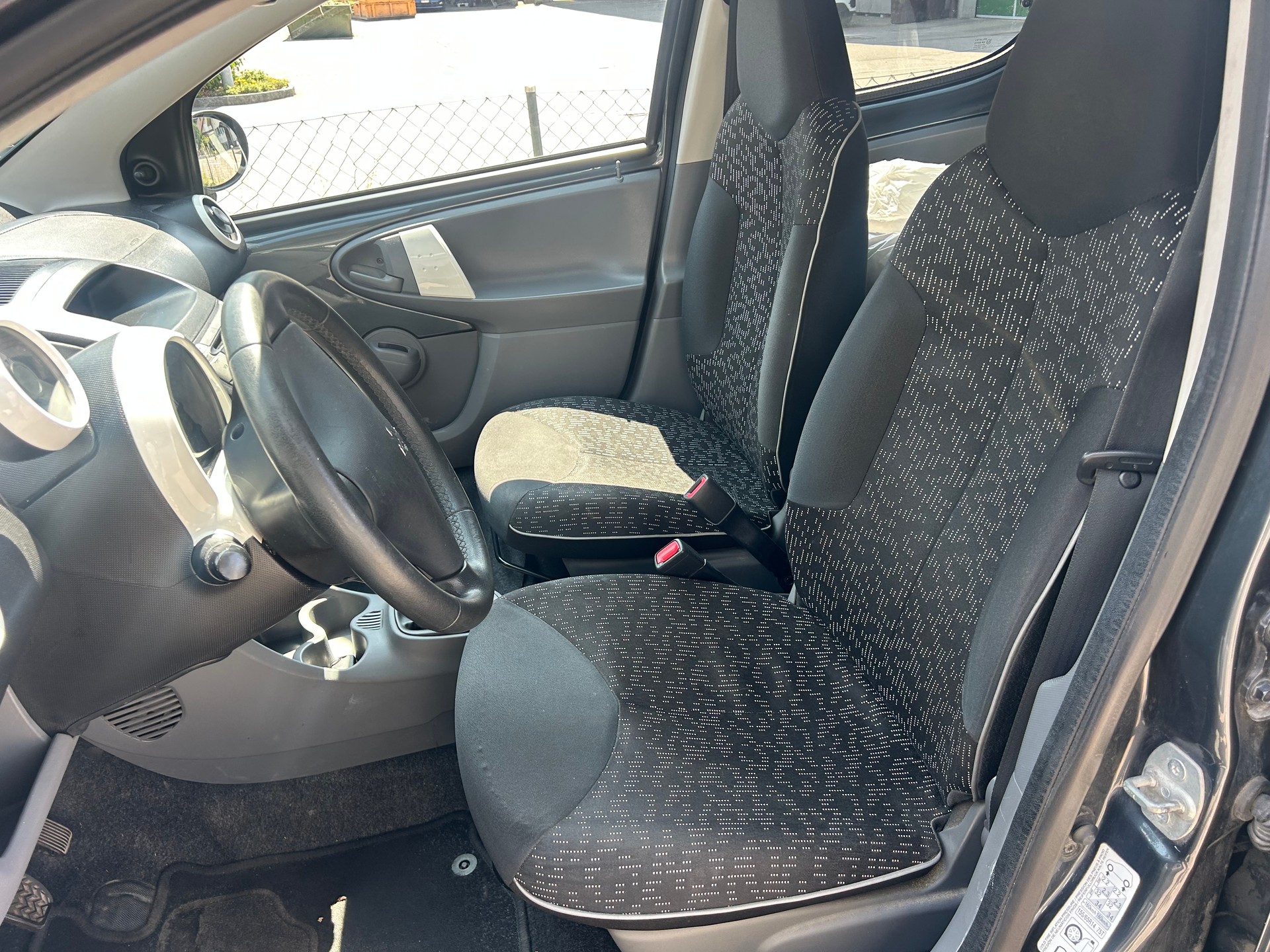 PEUGEOT 107 1.0 Swiss Edition-image-7