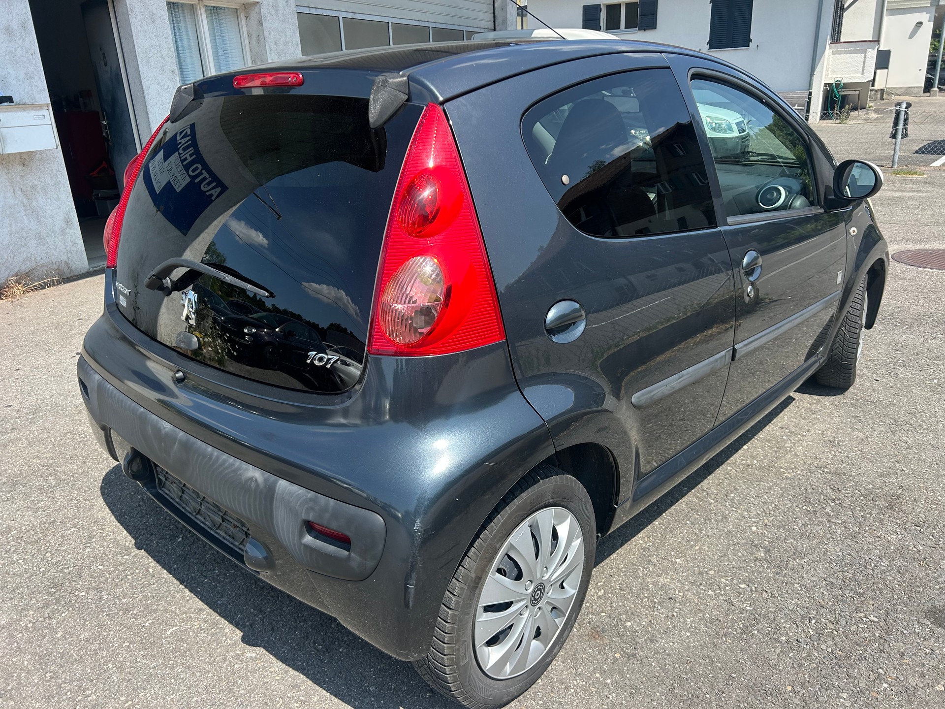 PEUGEOT 107 1.0 Swiss Edition-image-6