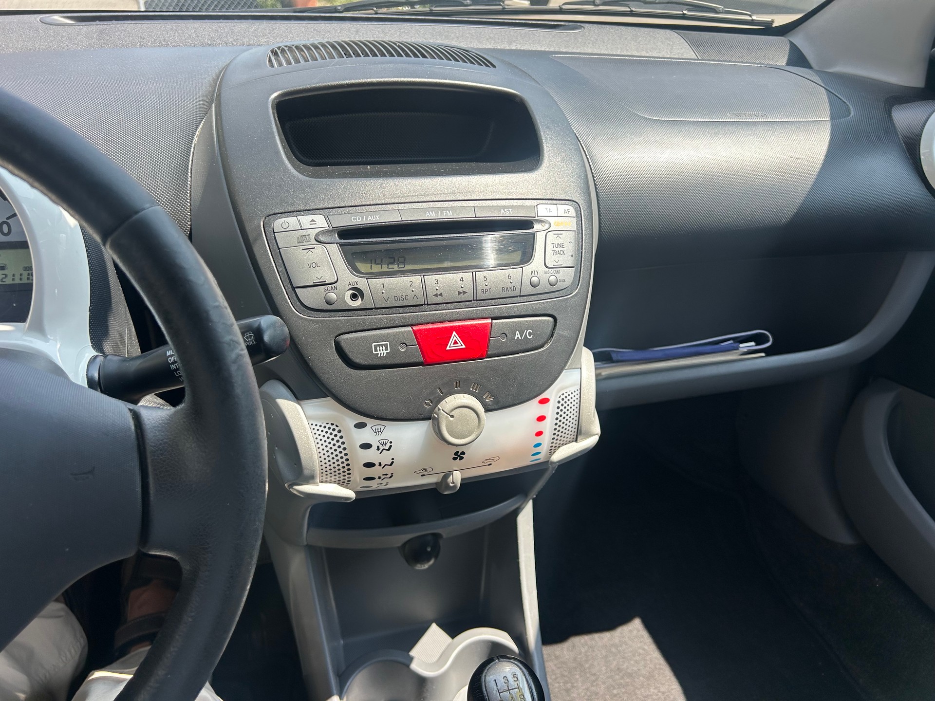 PEUGEOT 107 1.0 Swiss Edition-image-8