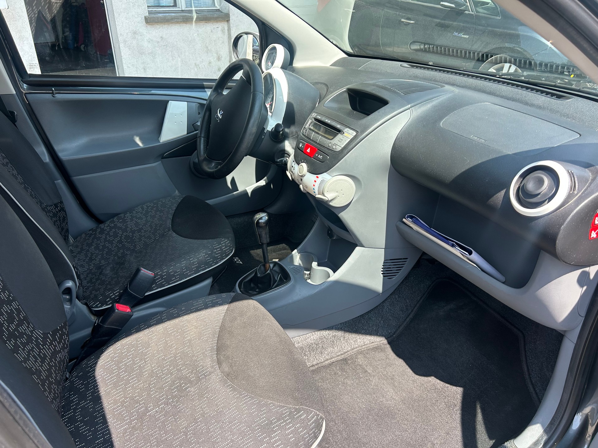 PEUGEOT 107 1.0 Swiss Edition-image-4