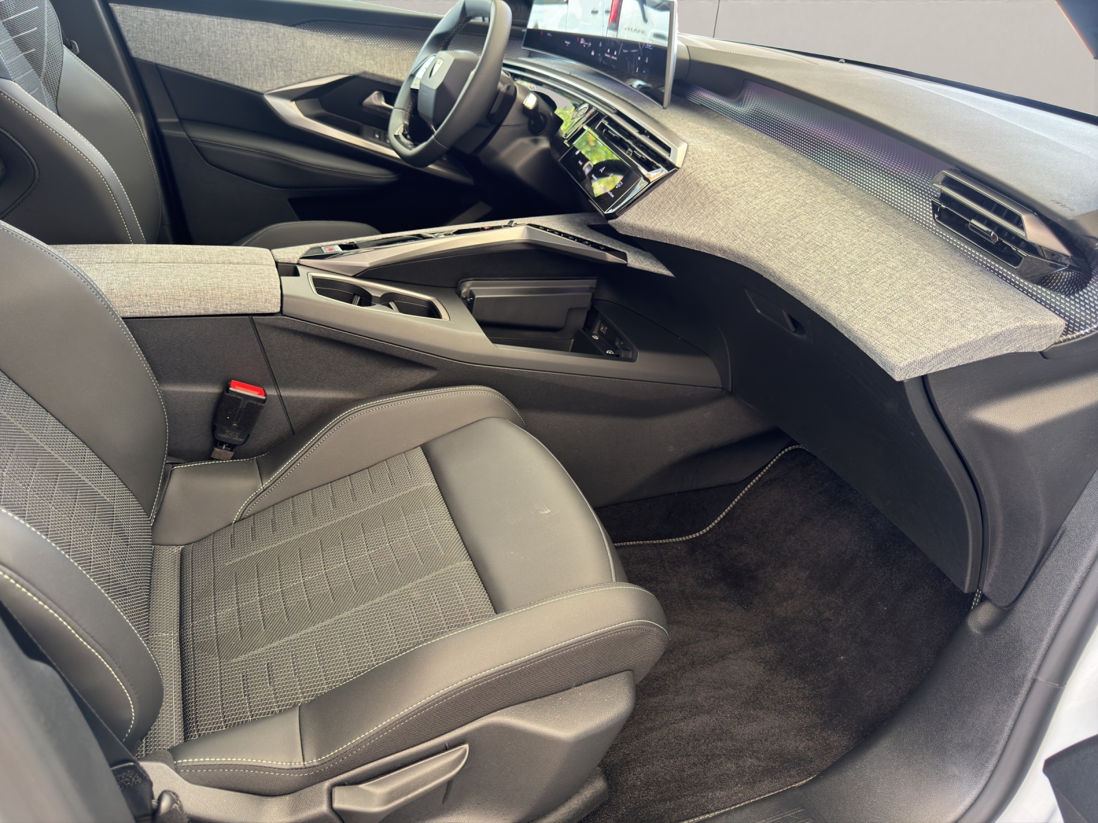 PEUGEOT 3008 1.2 Hybrid 145PS GT *Automat*-image-7