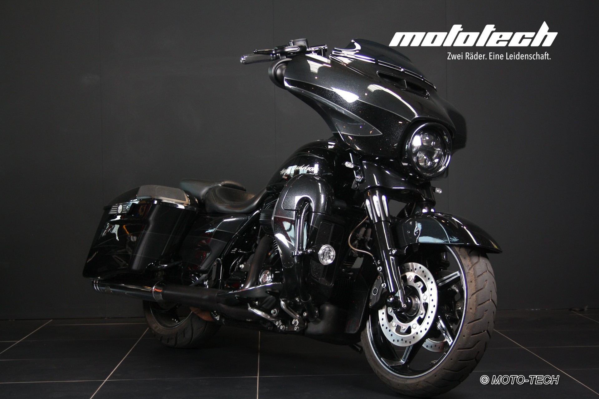 HARLEY-DAVIDSON FLHXSE
