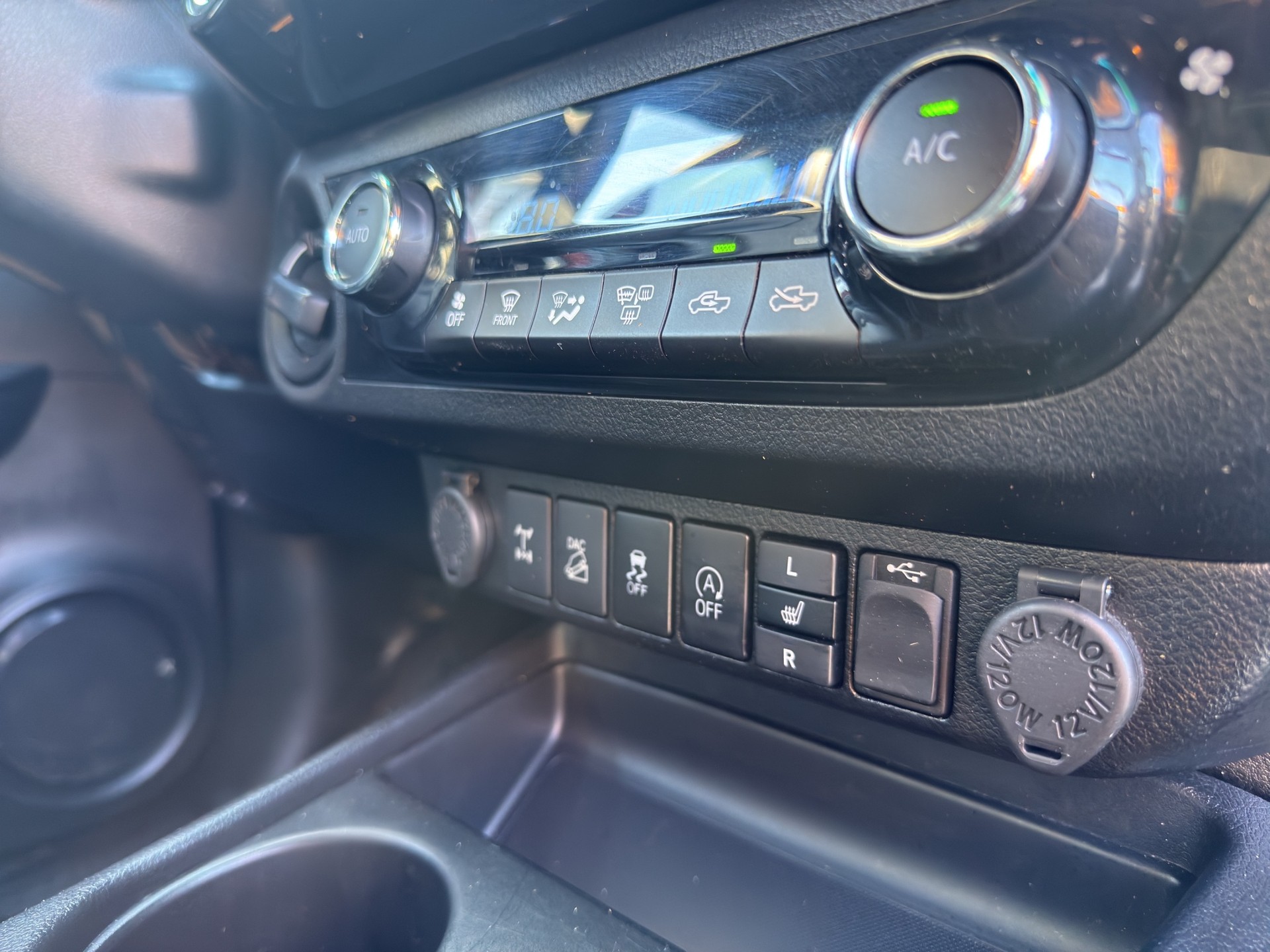 TOYOTA Hilux 2.4-4D Sol Premium Double Cab 4x4 A-image-8