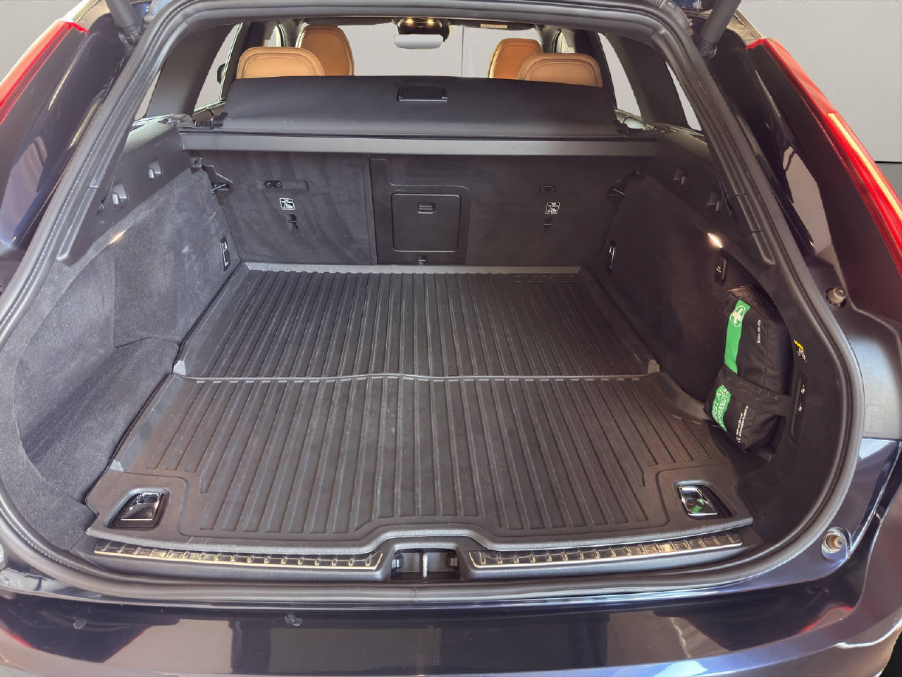 VOLVO V90 2.0 T6 Inscription AWD-image-6