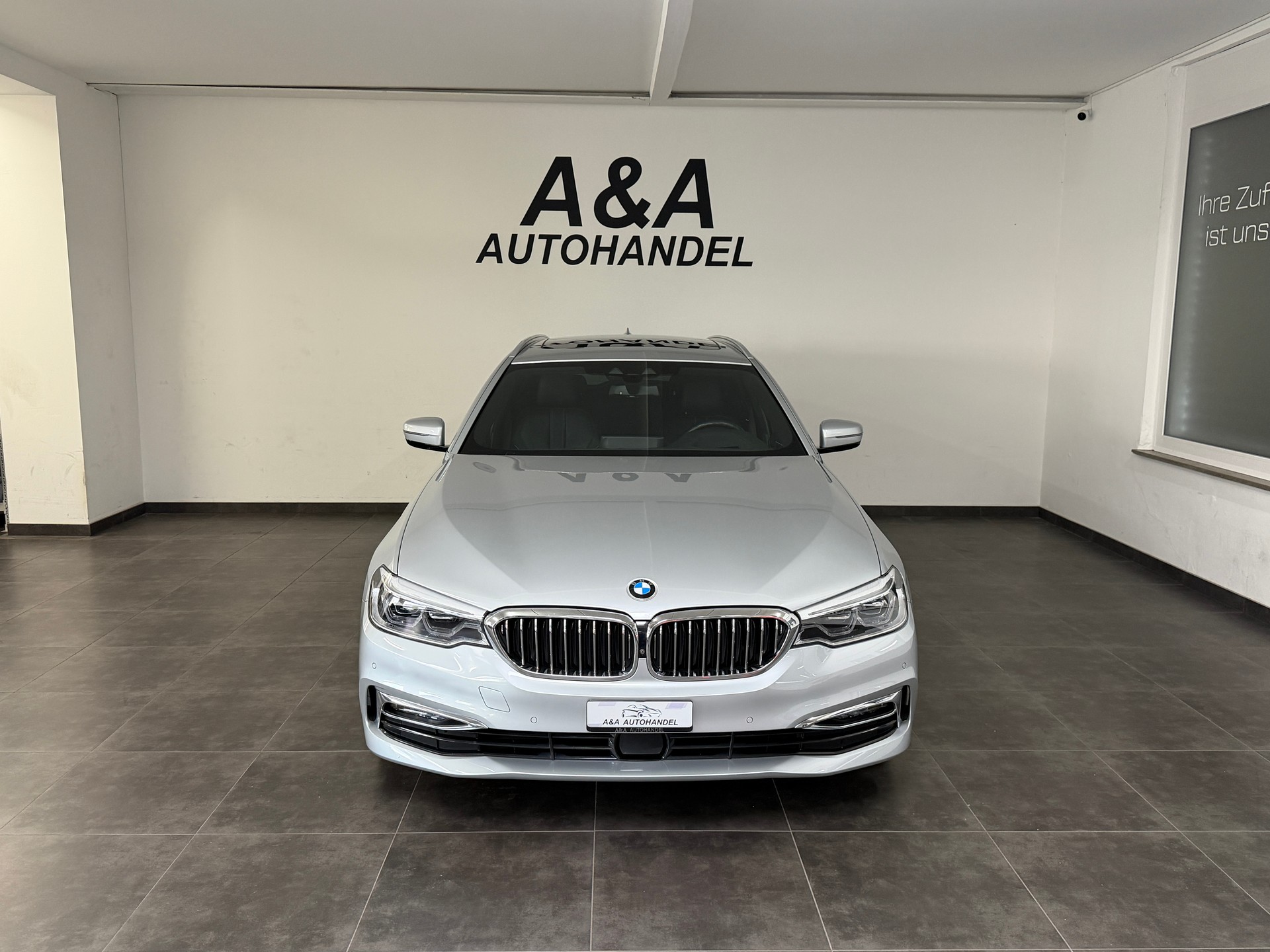 BMW 530i xDrive Touring Luxury Line Steptronic-image-1