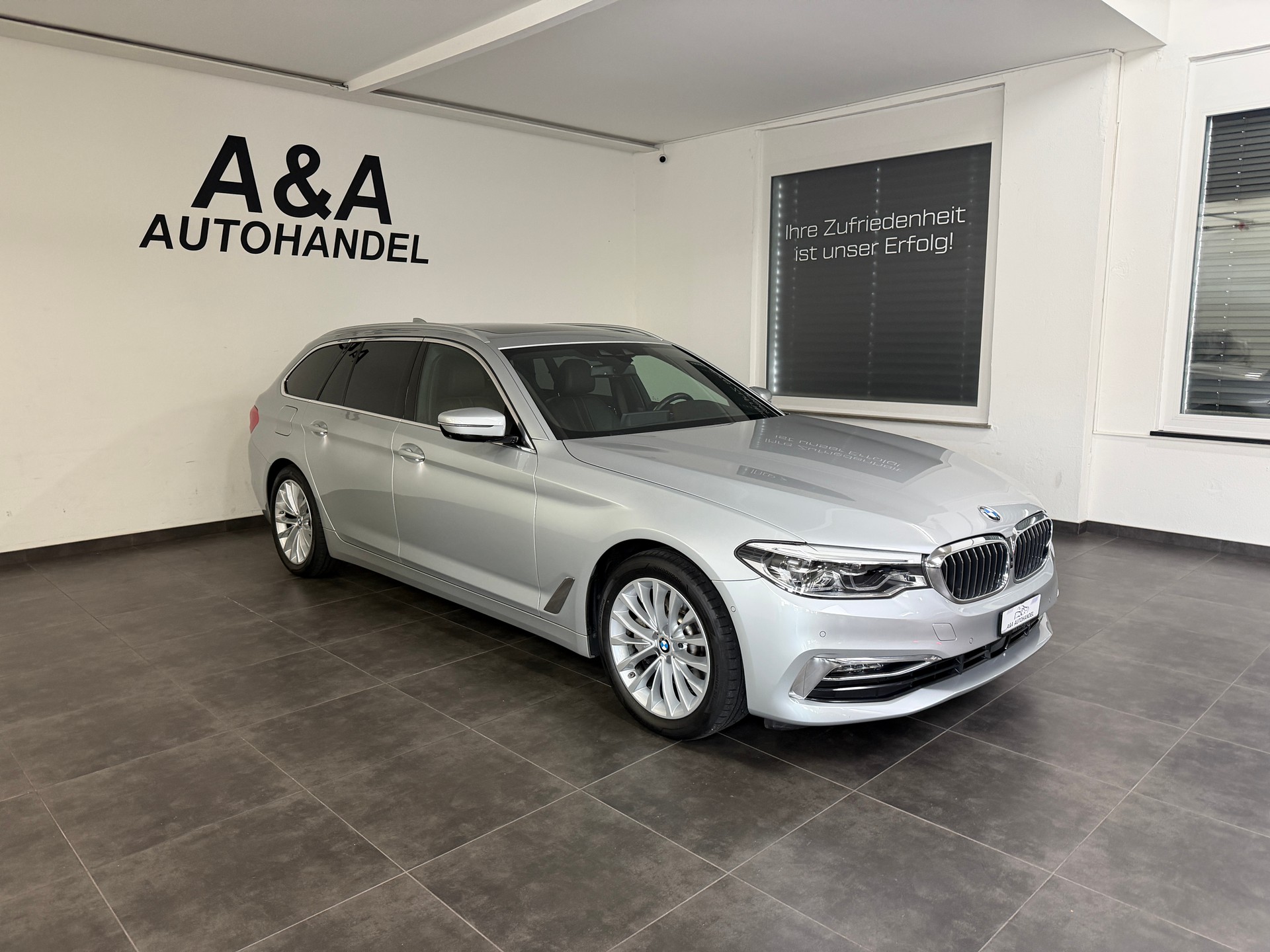BMW 530i xDrive Touring Luxury Line Steptronic-image-0