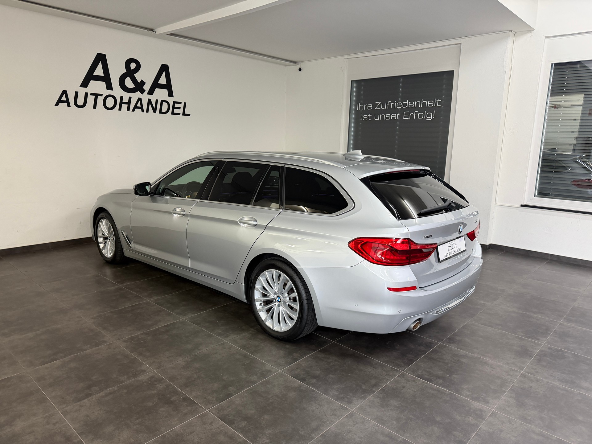 BMW 530i xDrive Touring Luxury Line Steptronic-image-4