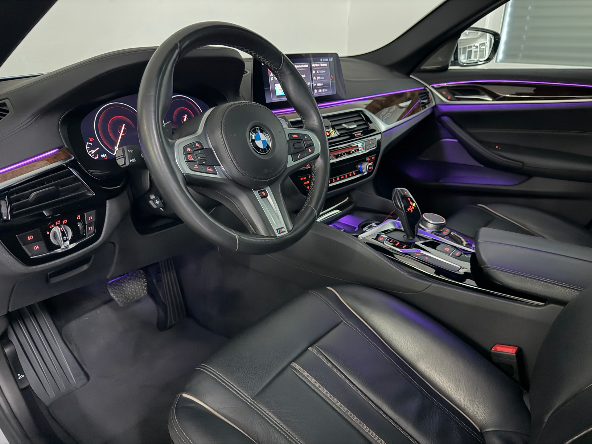 BMW 530i xDrive Touring Luxury Line Steptronic-image-5