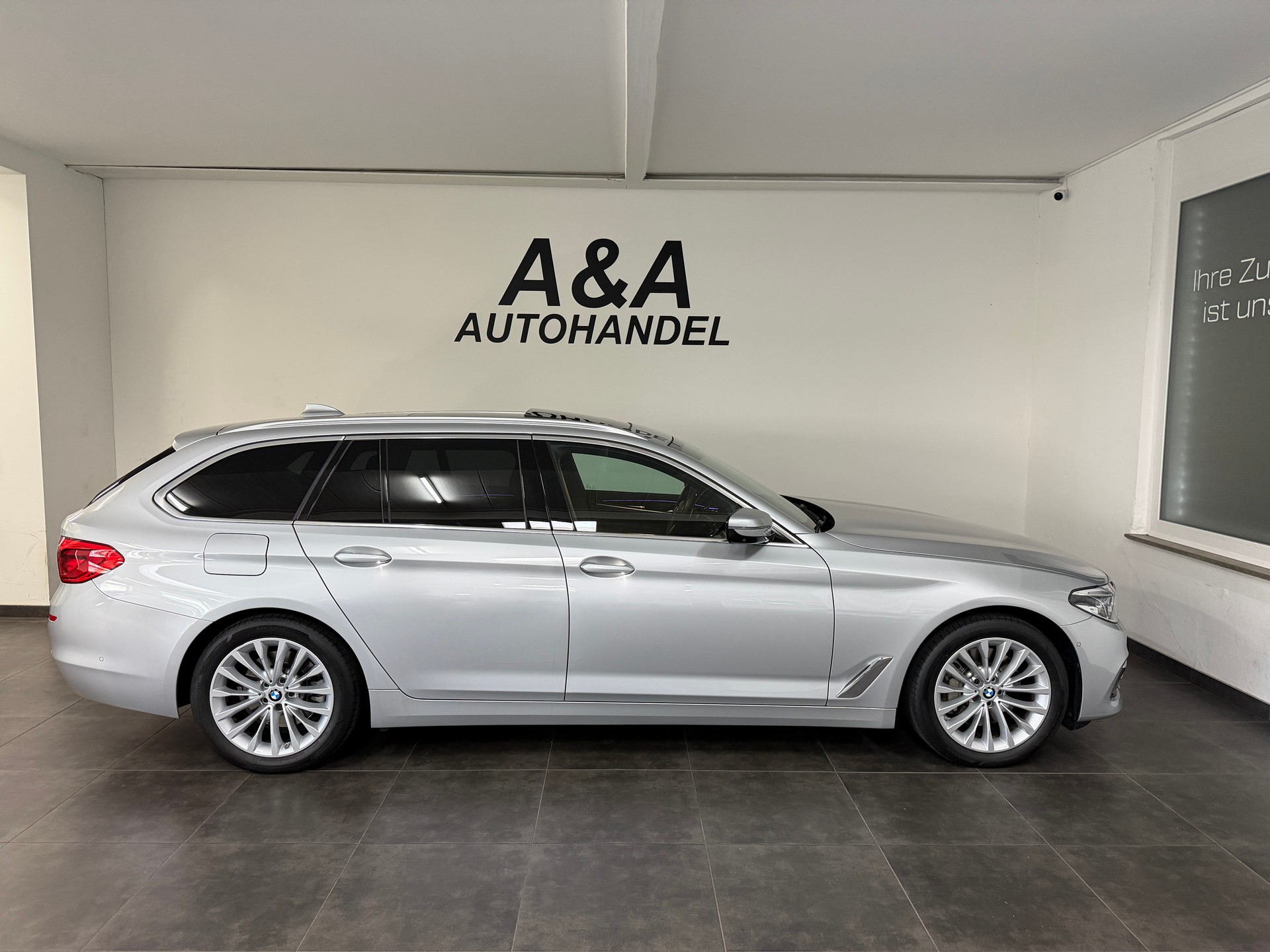 BMW 530i xDrive Touring Luxury Line Steptronic-image-2