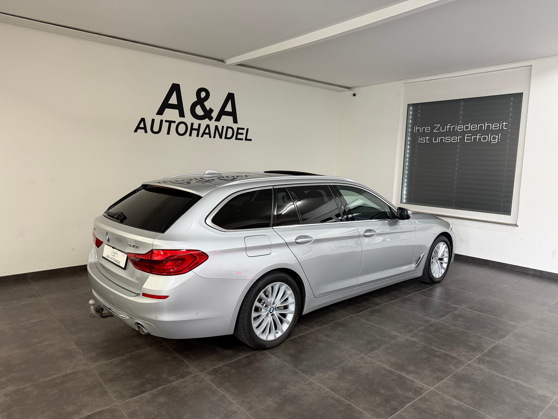 BMW 530i xDrive Touring Luxury Line Steptronic-image-3