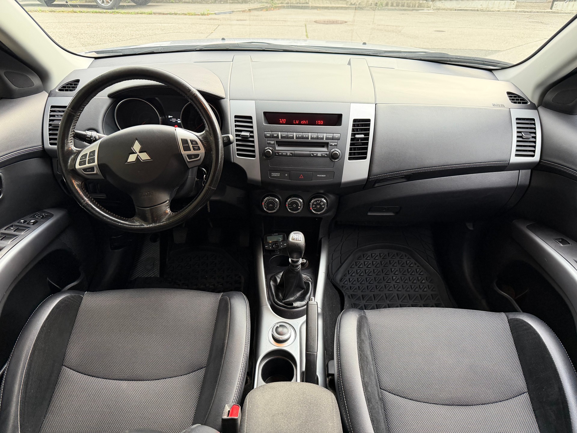 MITSUBISHI Outlander 2.2 DID Jubilé35 4WD-image-9