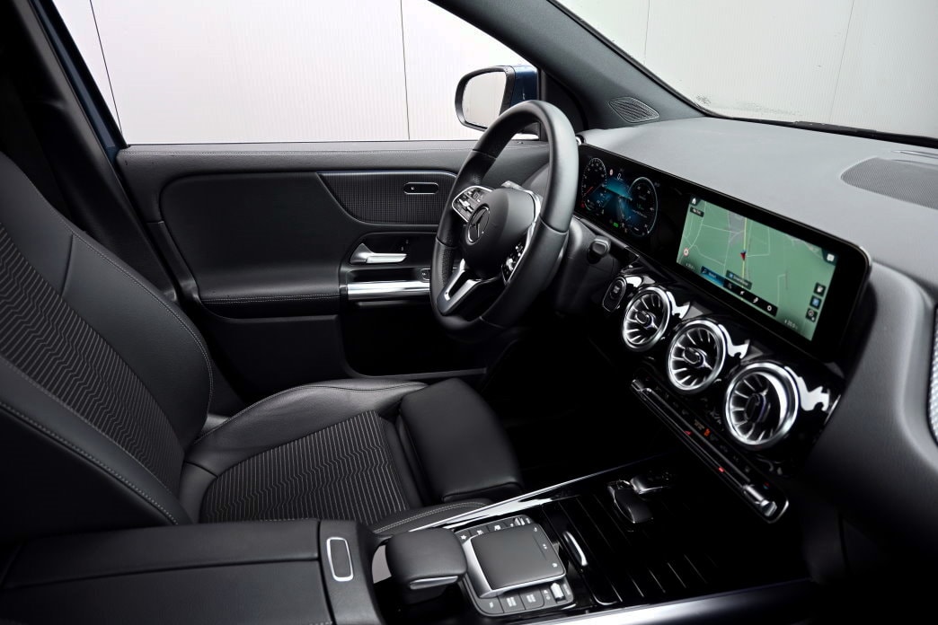 MERCEDES-BENZ EQA 300 4Matic-image-6