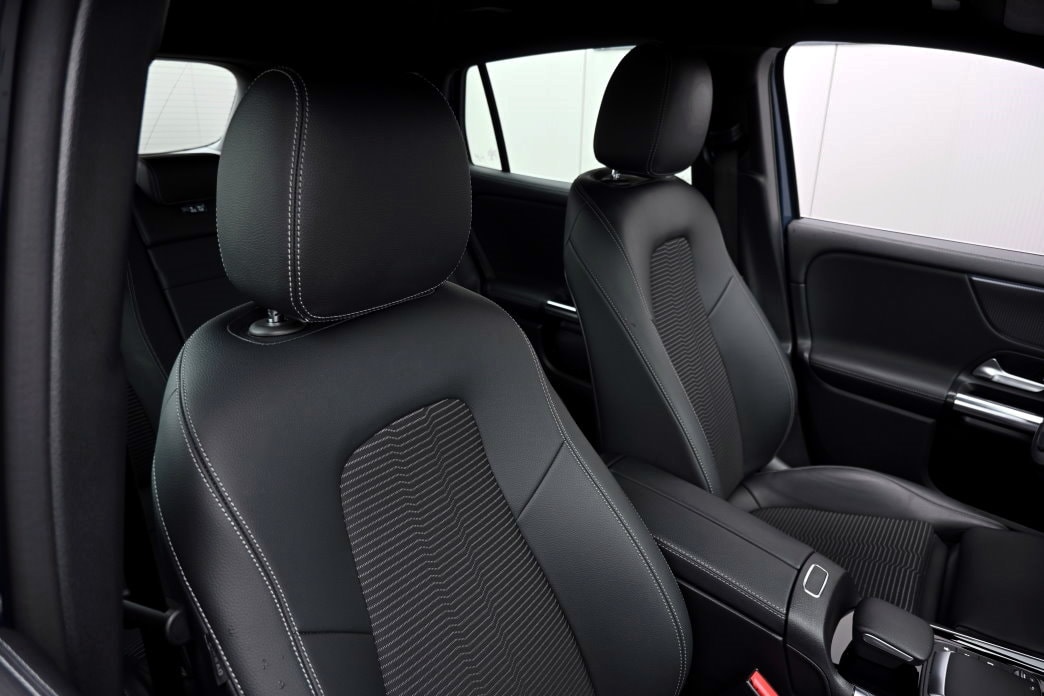 MERCEDES-BENZ EQA 300 4Matic-image-5