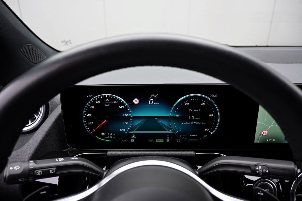 MERCEDES-BENZ EQA 300 4Matic-image-10