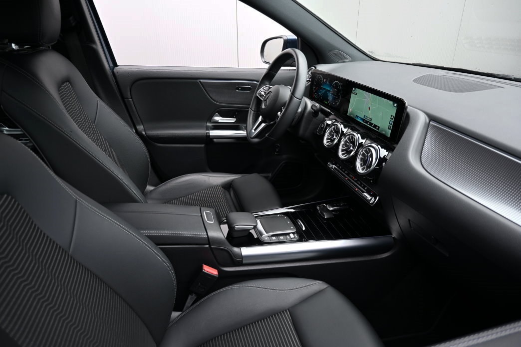 MERCEDES-BENZ EQA 300 4Matic-image-4