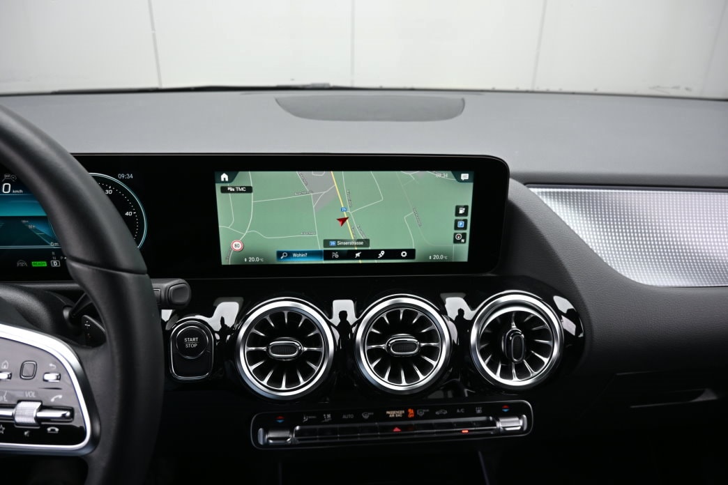 MERCEDES-BENZ EQA 300 4Matic-image-11