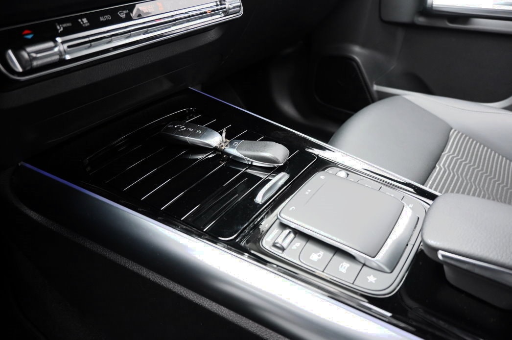MERCEDES-BENZ EQA 300 4Matic-image-9