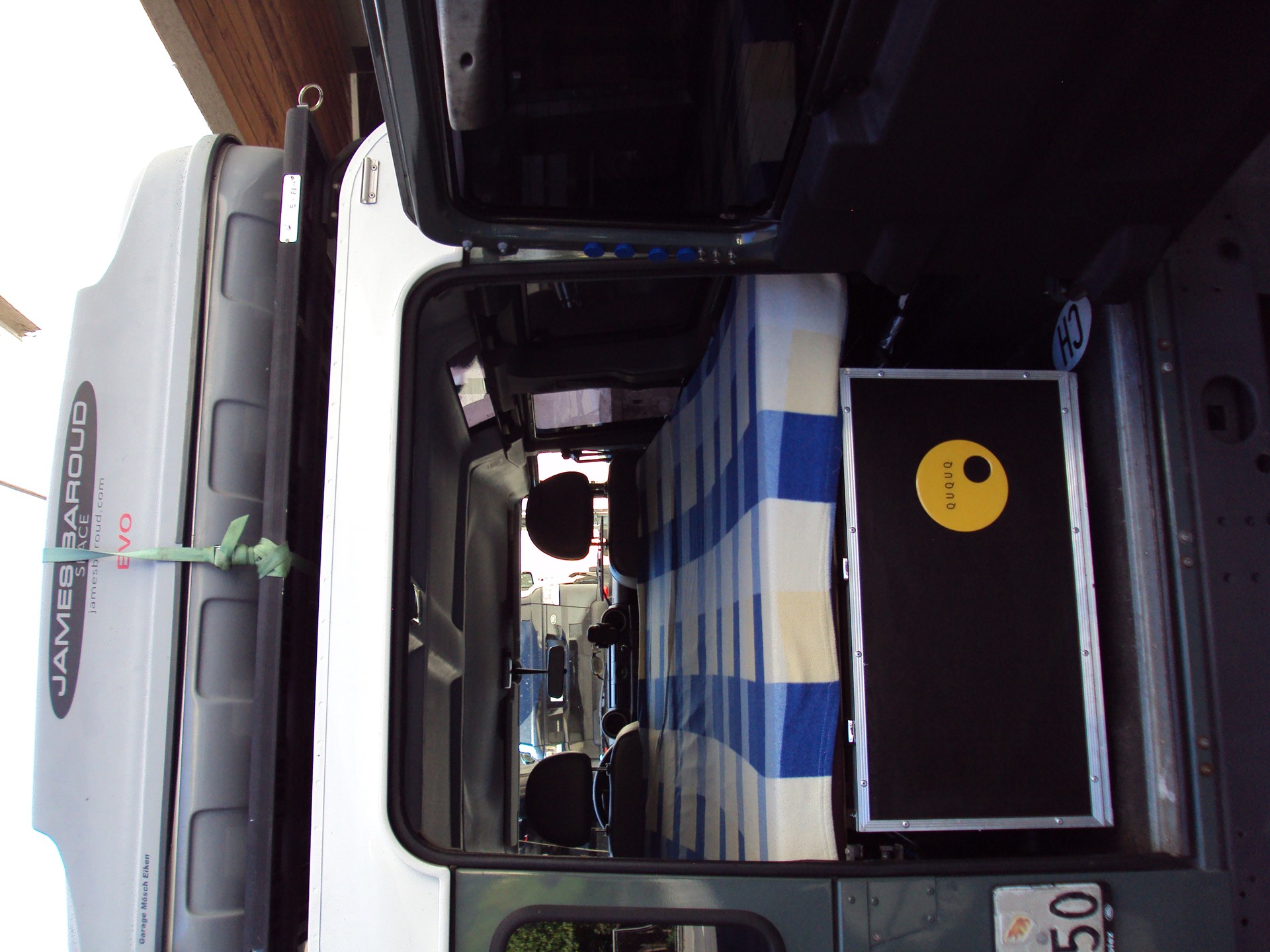 LAND ROVER Defender 110 2.2 TD4 Station Wagon-image-2