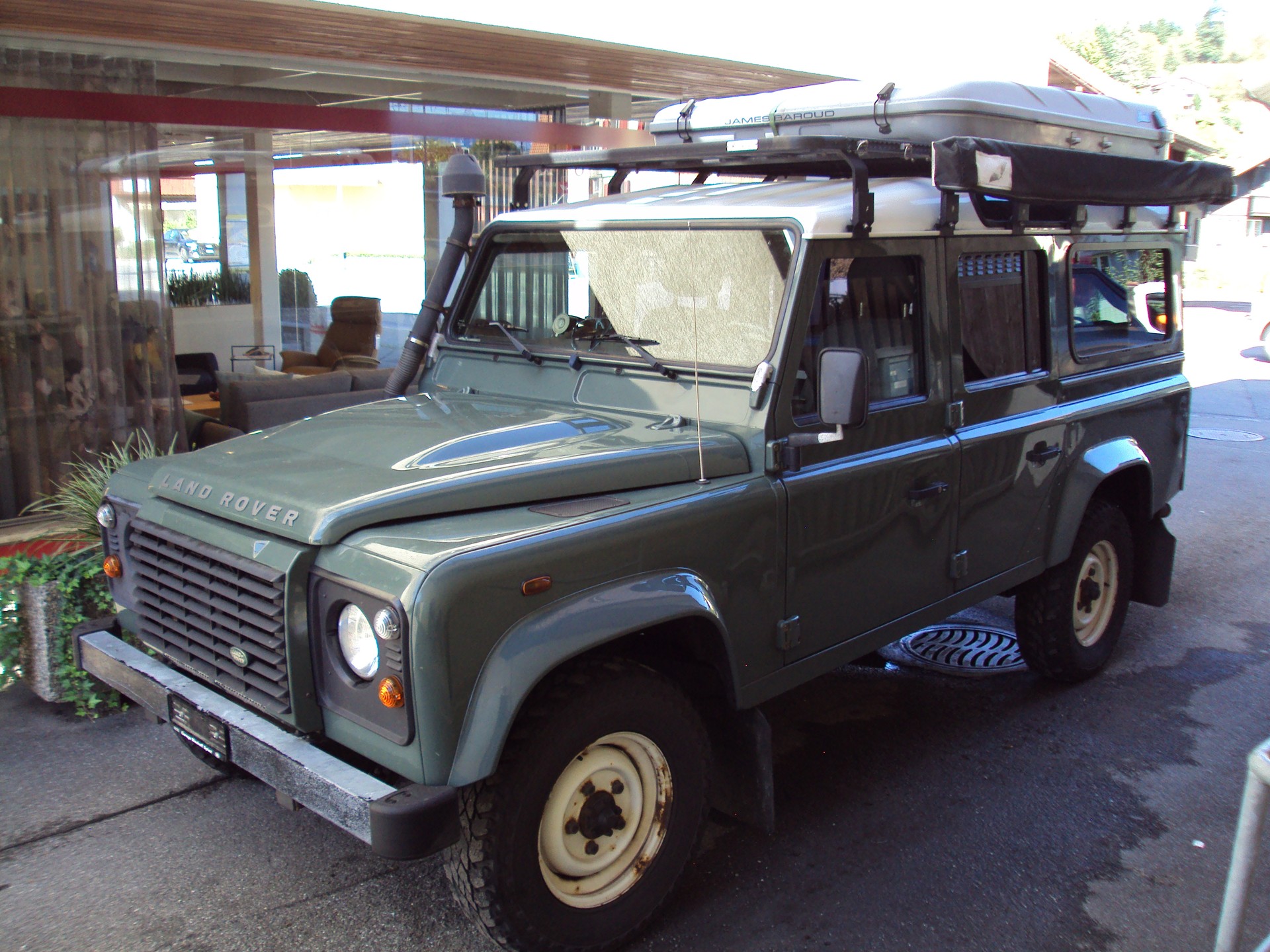 LAND ROVER Defender 110 2.2 TD4 Station Wagon-image-0