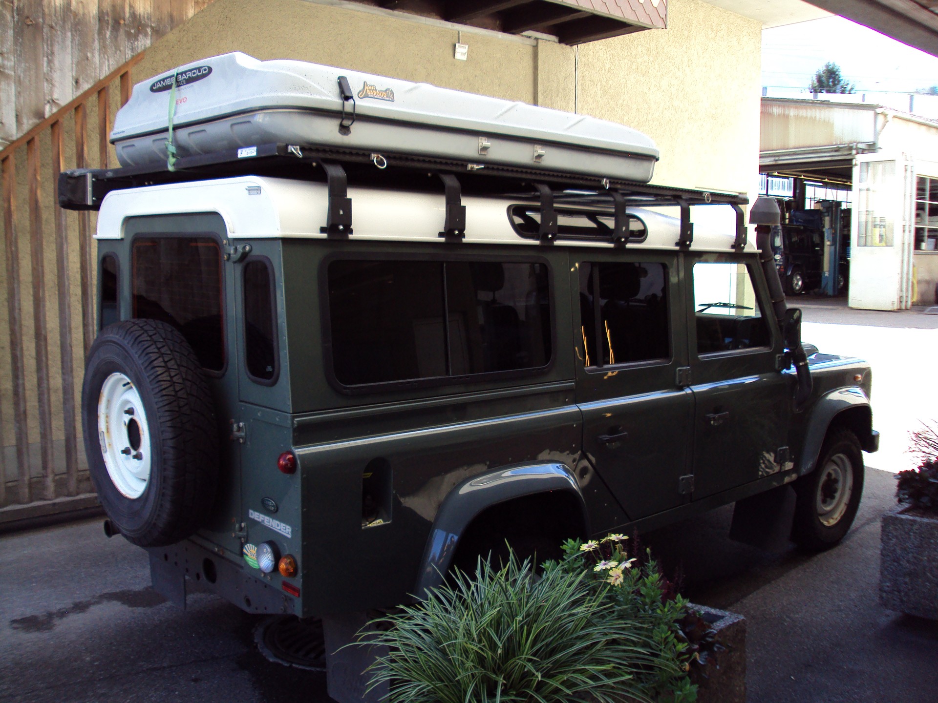 LAND ROVER Defender 110 2.2 TD4 Station Wagon-image-1