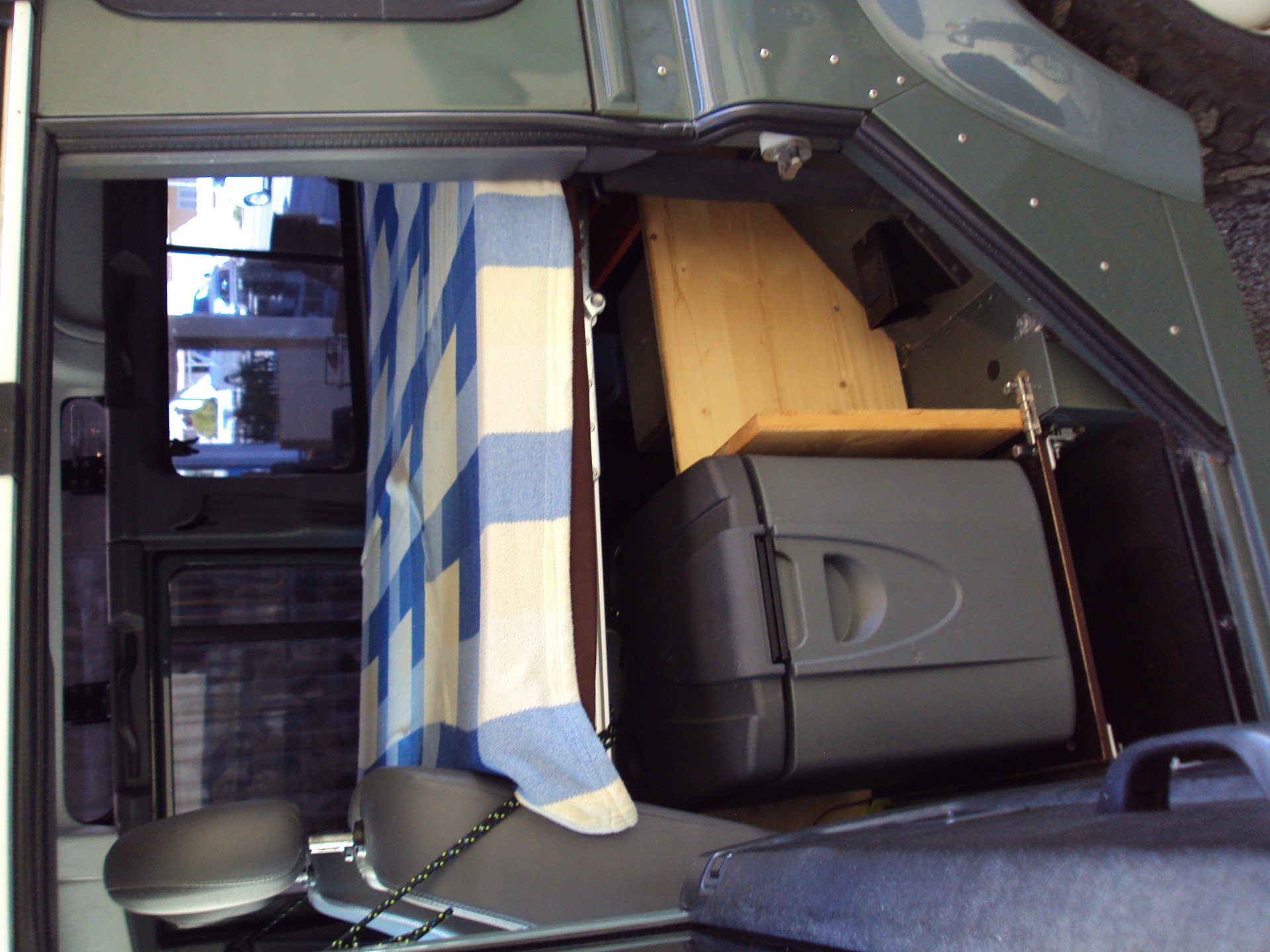 LAND ROVER Defender 110 2.2 TD4 Station Wagon-image-3