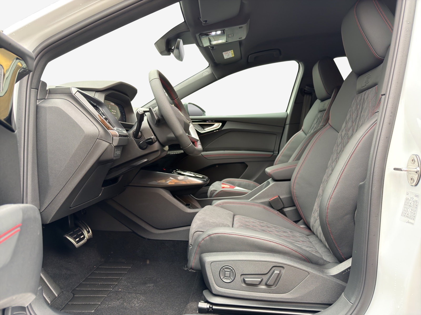 AUDI Q4 e-tron 45 Edition Swiss Ski quattro-image-7