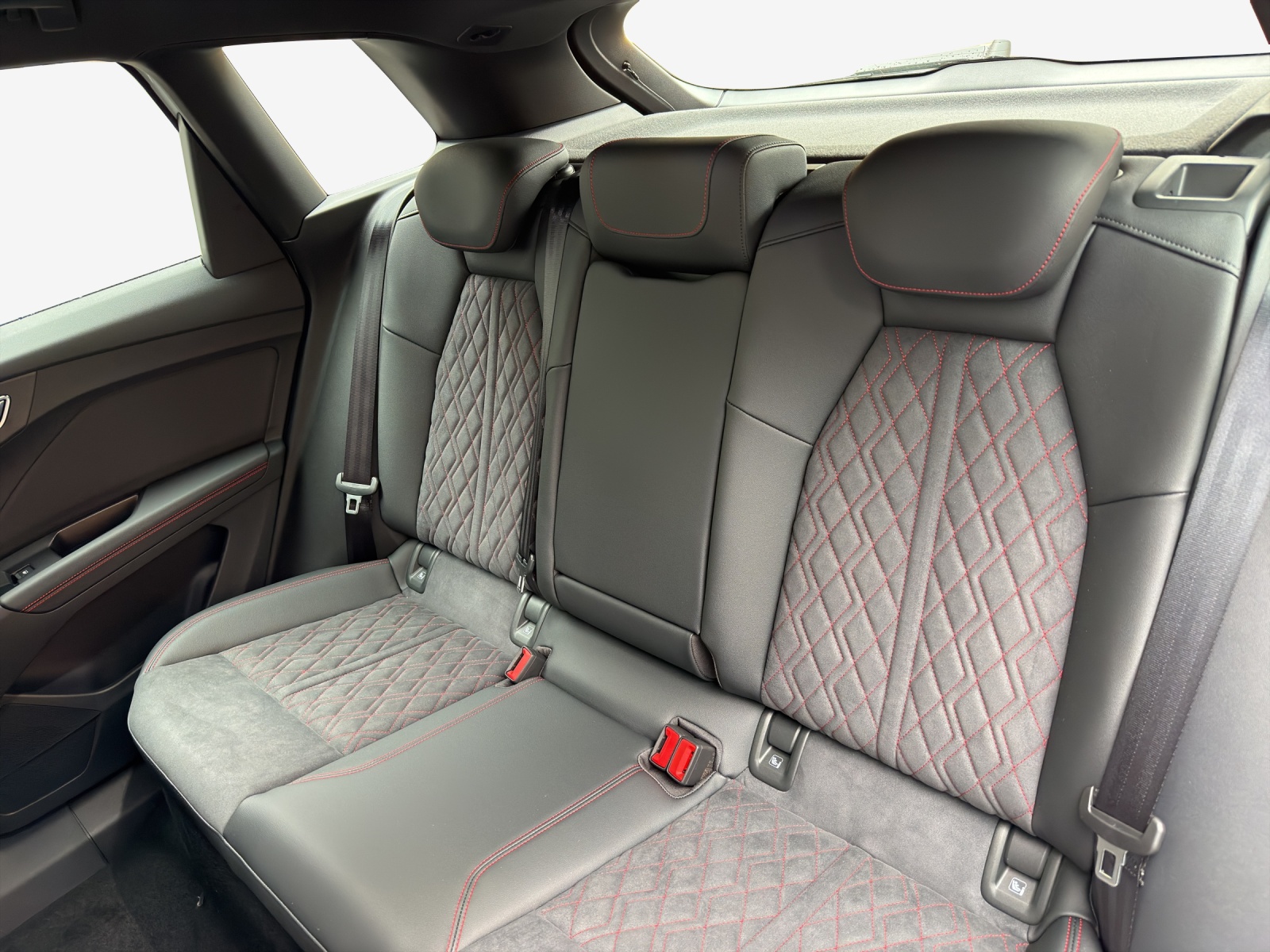 AUDI Q4 e-tron 45 Edition Swiss Ski quattro-image-11