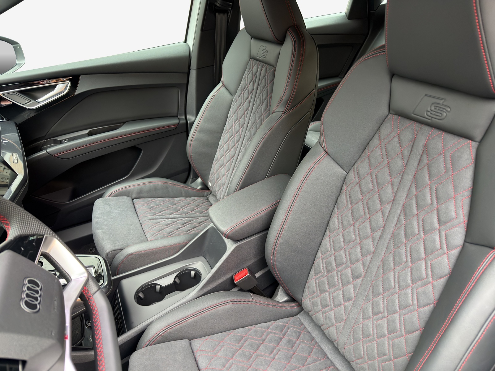 AUDI Q4 e-tron 45 Edition Swiss Ski quattro-image-15
