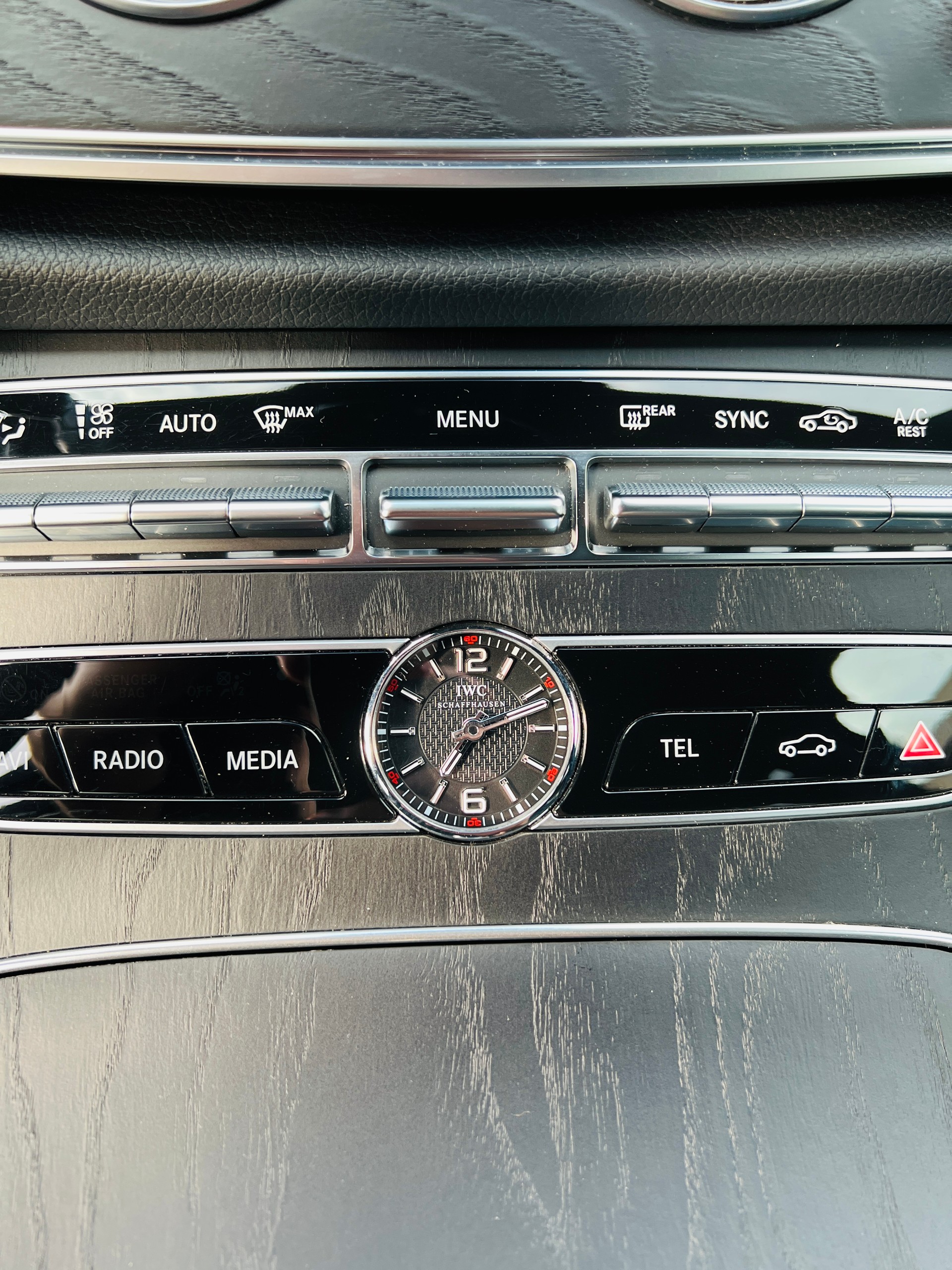MERCEDES-BENZ E 220 d Swiss Star AMG Line 4matic-image-5