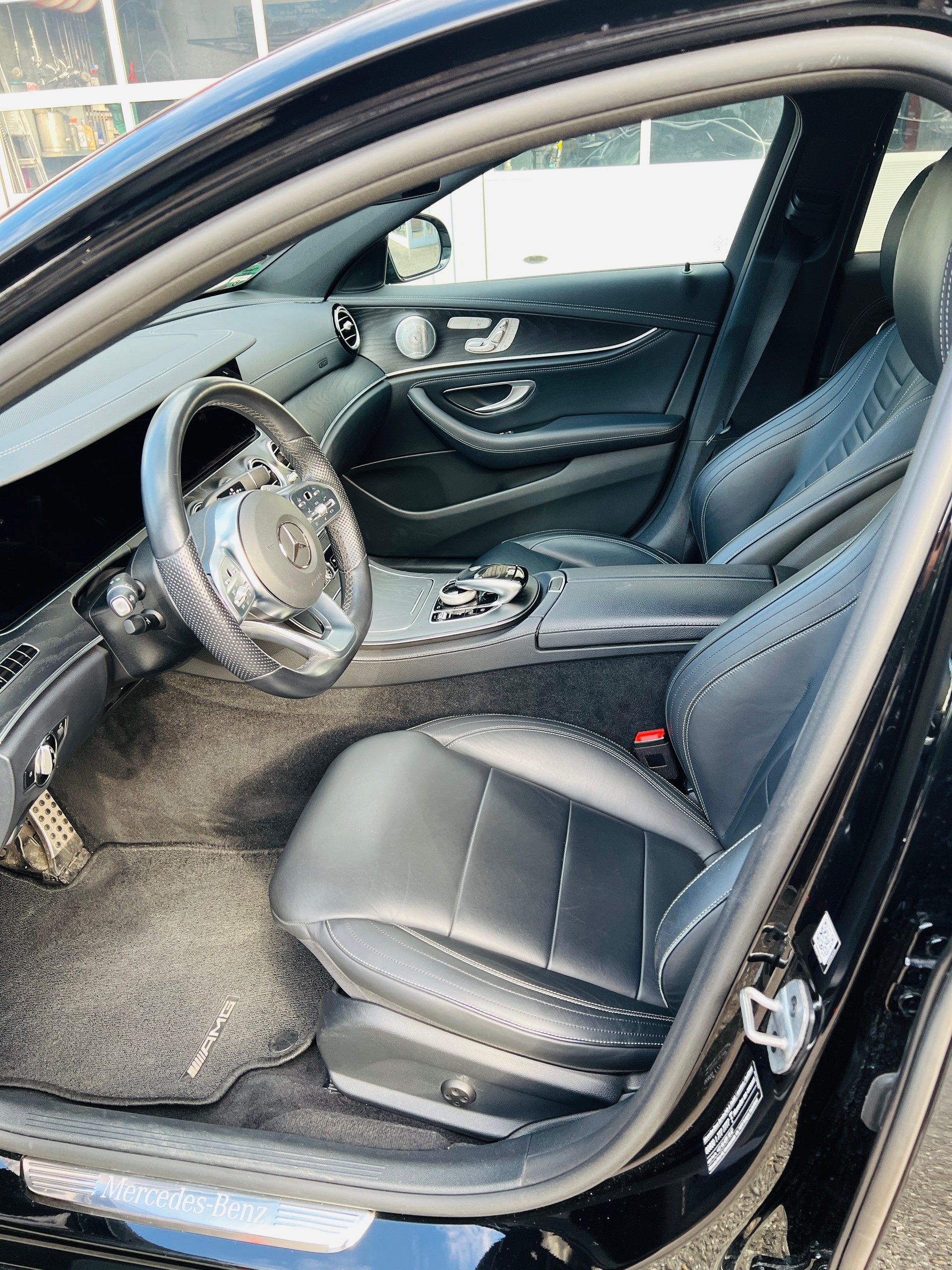 MERCEDES-BENZ E 220 d Swiss Star AMG Line 4matic-image-2