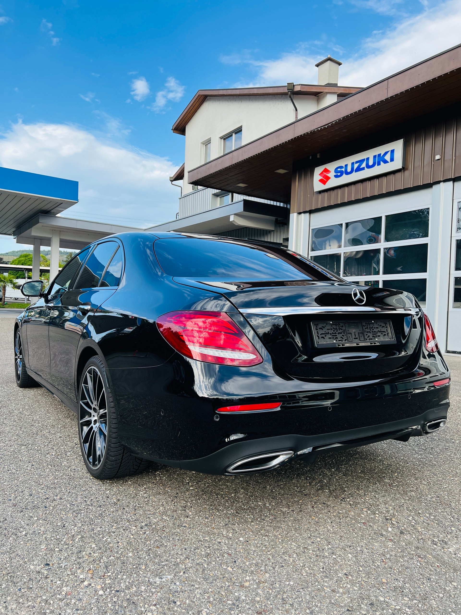 MERCEDES-BENZ E 220 d Swiss Star AMG Line 4matic-image-1